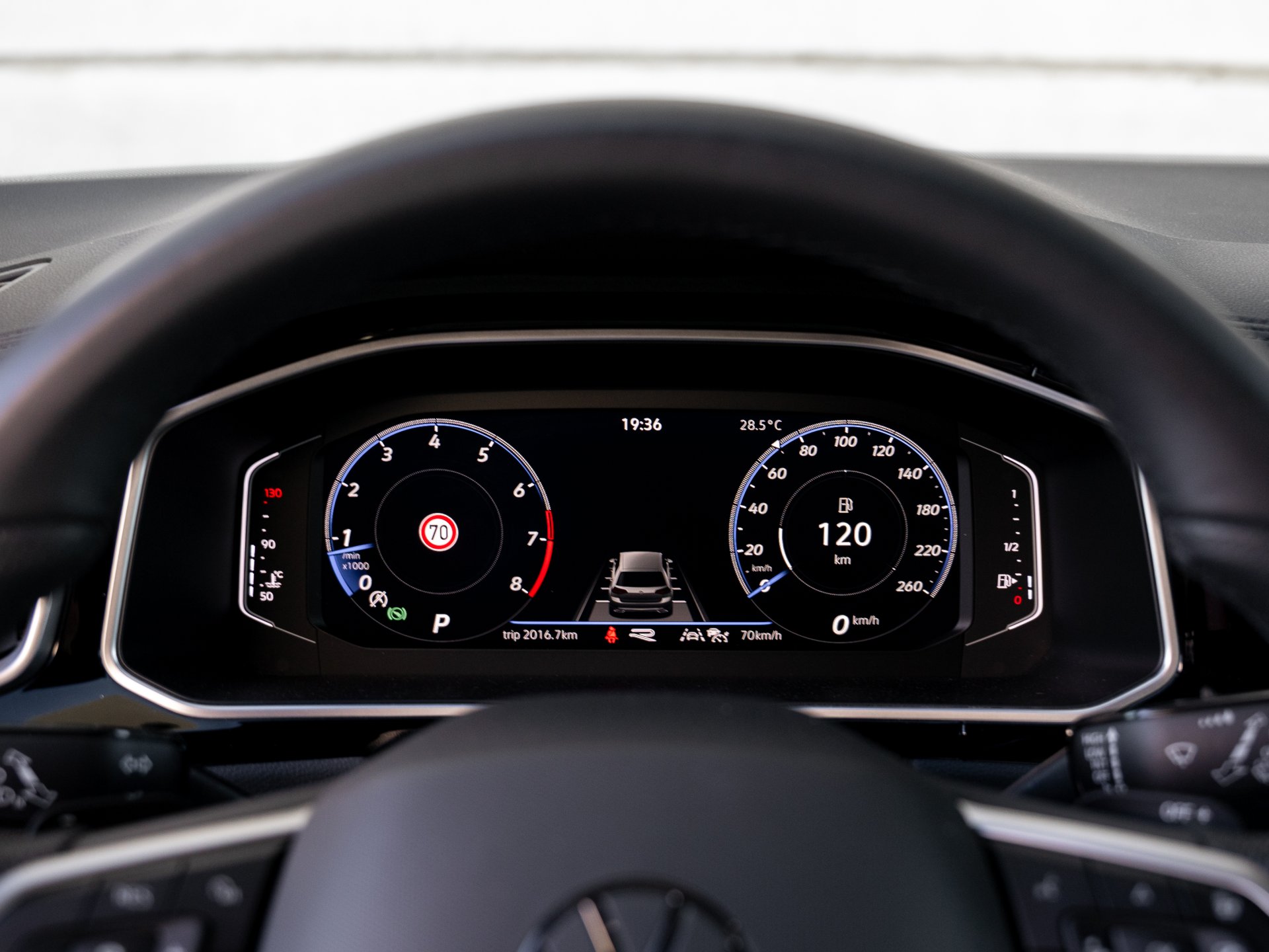 Volkswagen T-Roc | R-Line | BTW-wagen - Ocassies foto 9