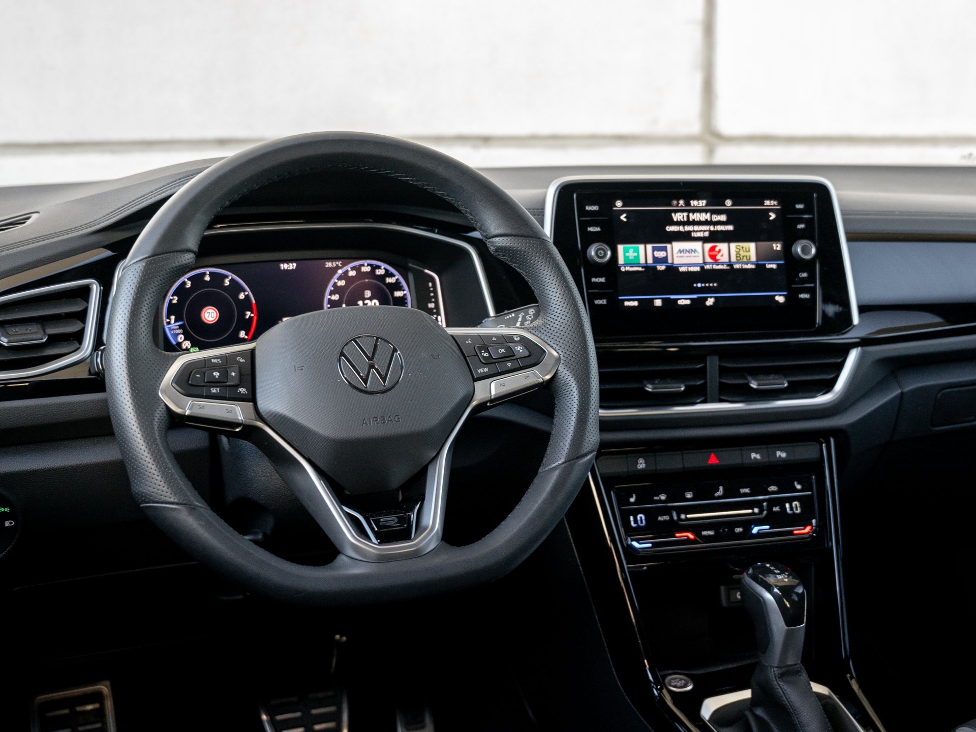 Volkswagen T-Roc | R-Line | BTW-wagen - Ocassies foto 8